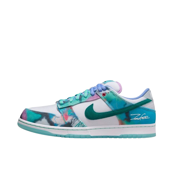 Tênis Futura Laboratories x Nike SB Dunk Low "White and Geode Teal"