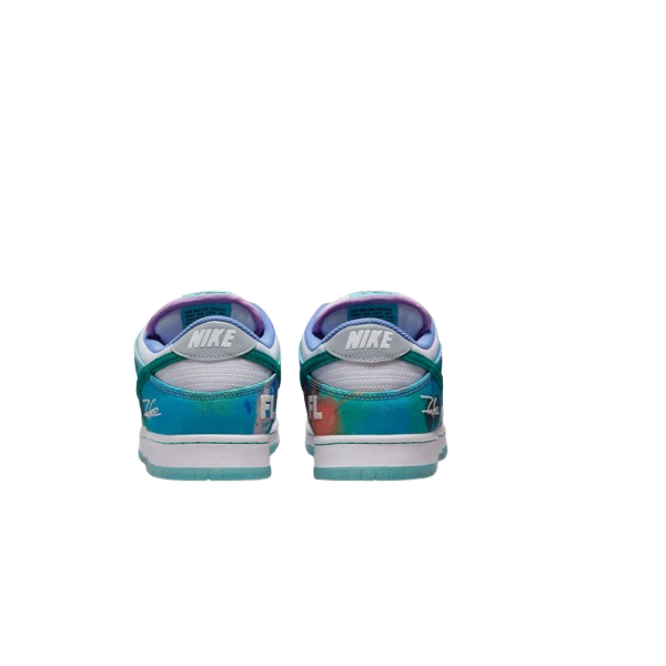 Tênis Futura Laboratories x Nike SB Dunk Low "White and Geode Teal"